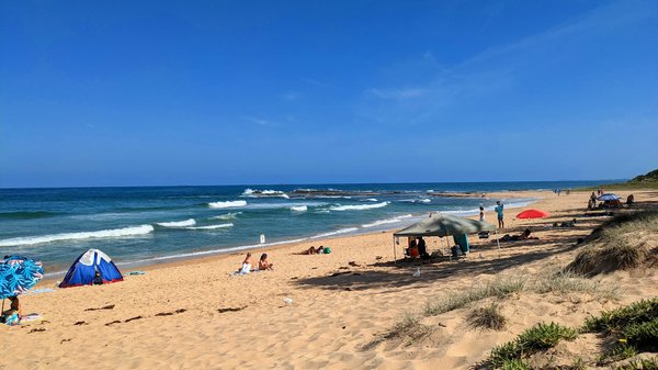 Quels sont les conseils pour un camping en bord de mer avec des marées importantes?